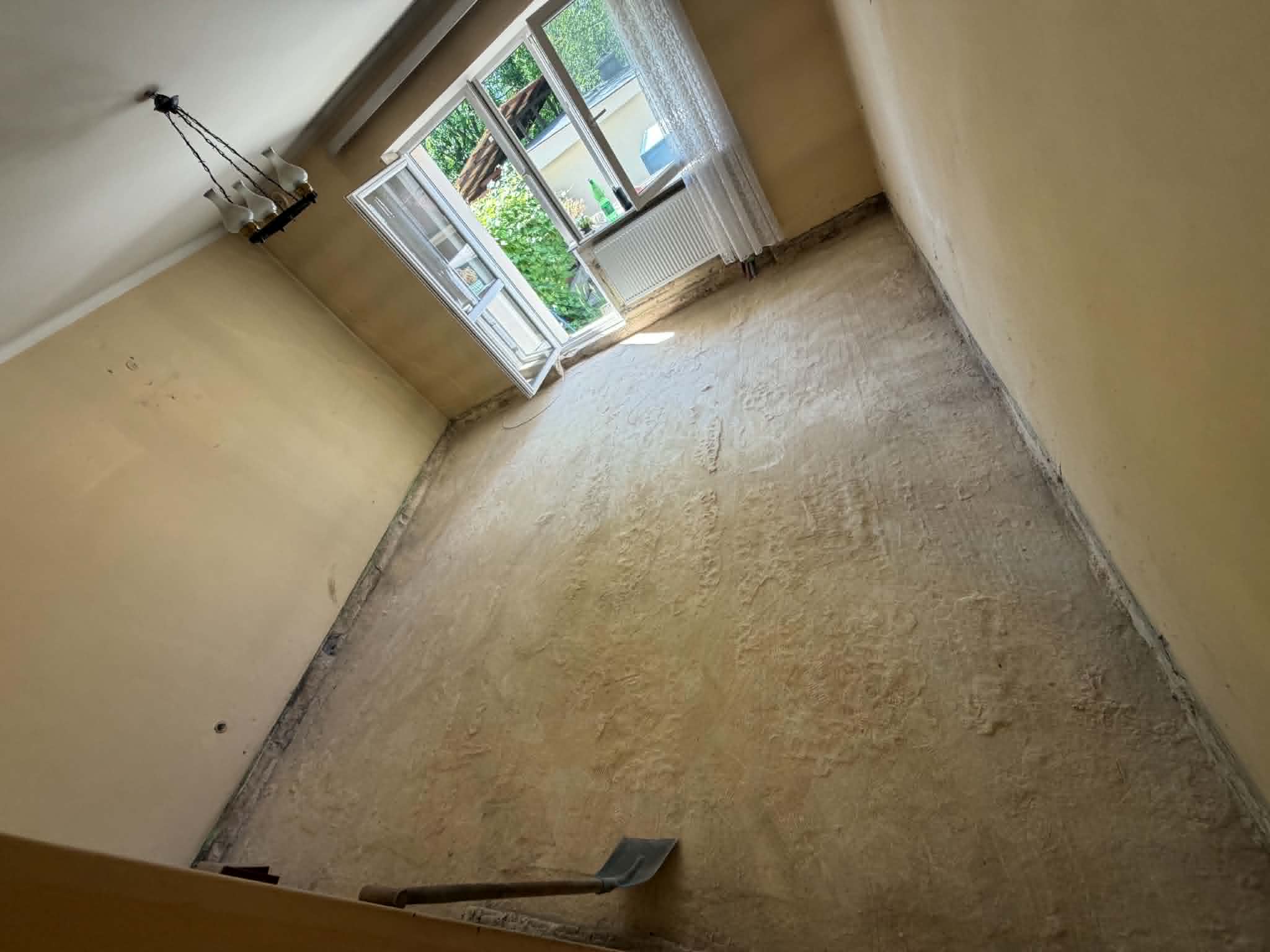 Pomieszczenie po usunięciu gruzu i przygotowaniu podłoża