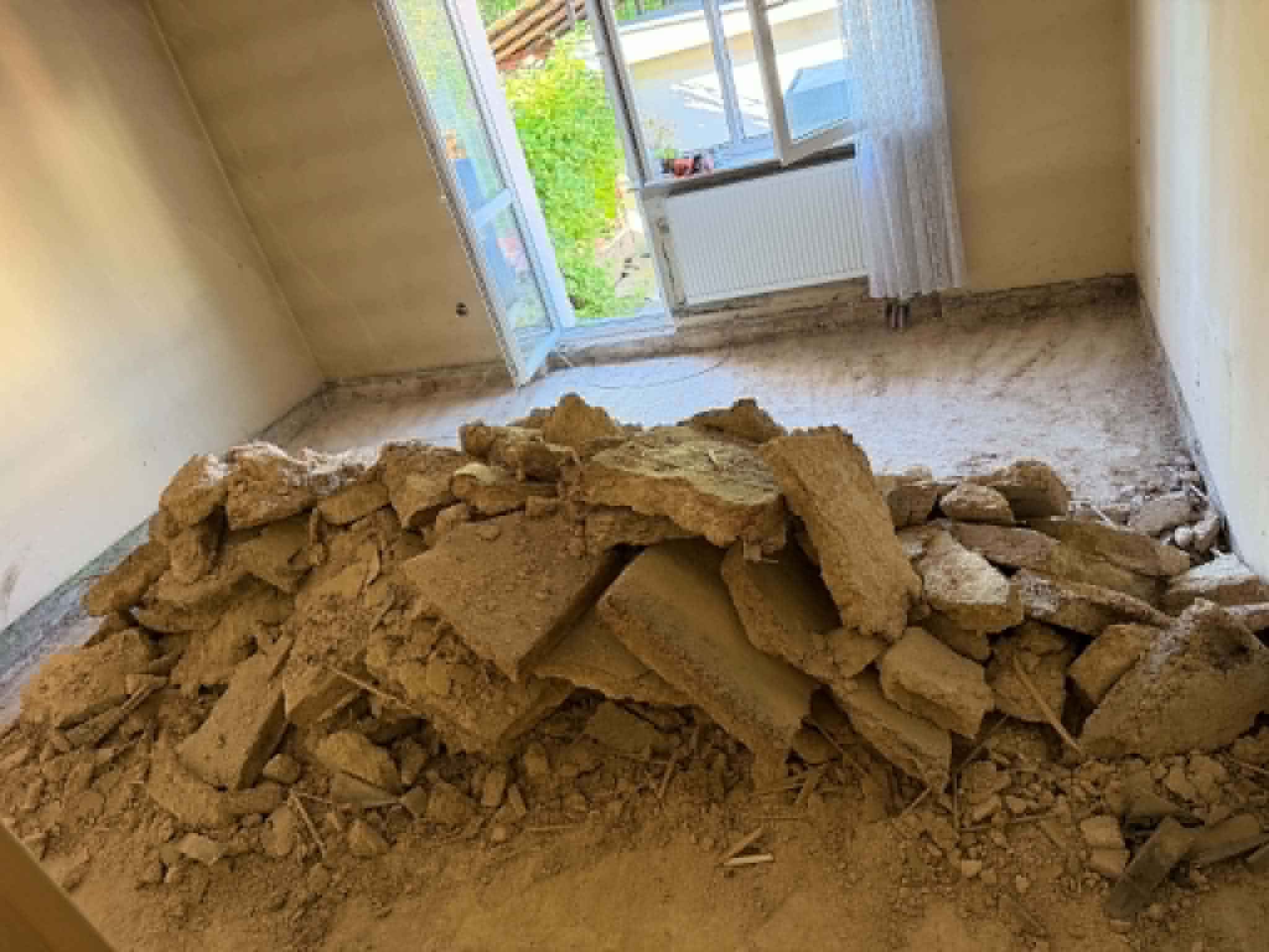 Pomieszczenie przed usunięciem gruzu